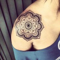 Kwiat koło tatuaż