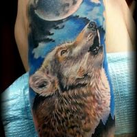 Wilk wyjący do księżyca tatuaż