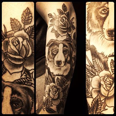 Tatuaż z psem i czarnymi różami