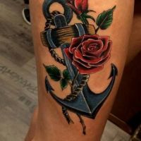 Kotwica i róża tatuaż w kolorze