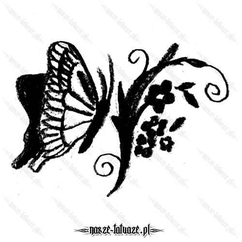 Czarny motyl z kwiatami