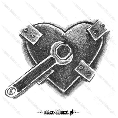 Metalowe serce z kluczem