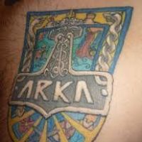 Kolorowe logo Arka tatuaż