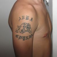 Napis Arka Gdynia i pies tatuaż