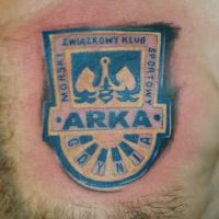 Niebieskie logo Arka Gdynia tatuaż